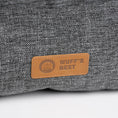 Bild in Galerie-Betrachter laden, Hundebett mit hohem Rand "Nordic" (anthrazit) Logodetails

